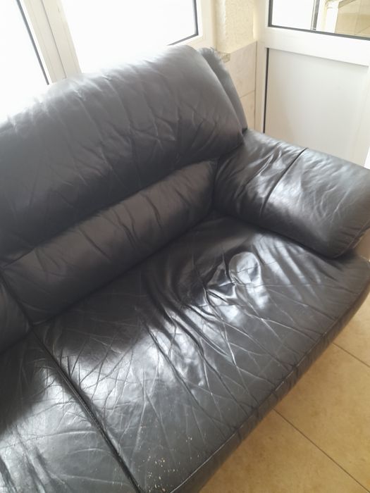 Sofá em pele preto