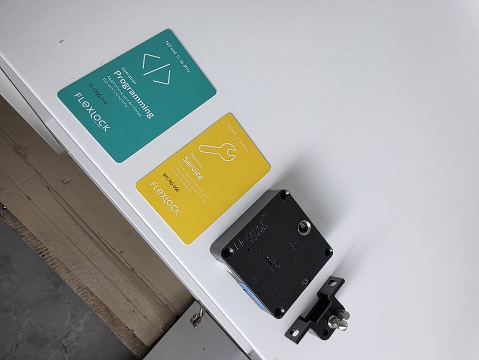 Szafa Edsbyn z zamkami elektronicznymi FlexLock RFID   premium