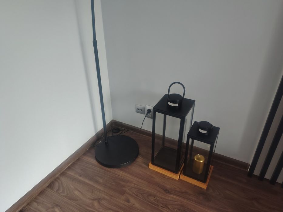 Lampa podłogowa czarna