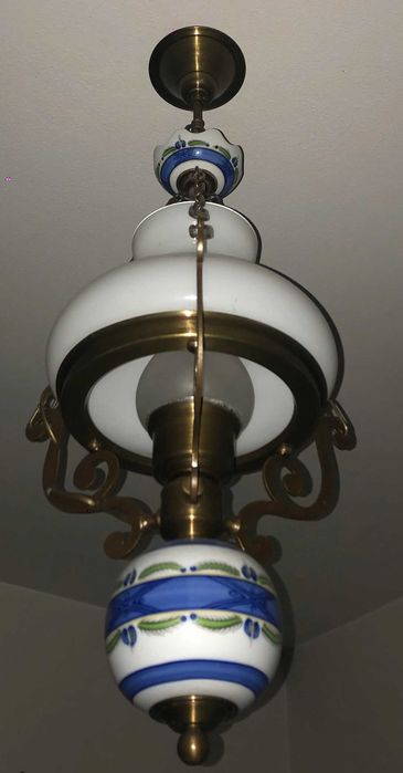 Vários candeeiros de loiça tradicional de Viana