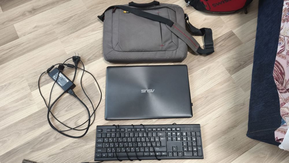 Ноутбук асус x550v доброму збереженому стані.