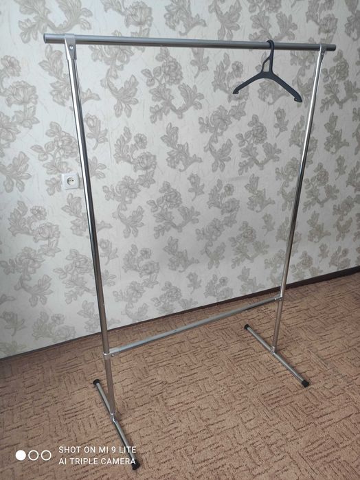 Стійка для одягу
