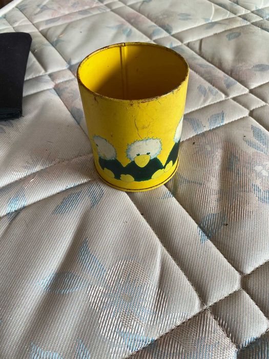 recipiente para canetas amarelo