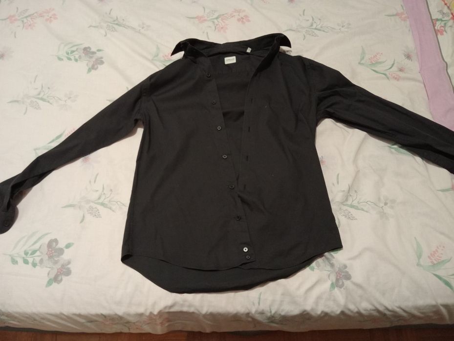Camisa lisa preta de marca