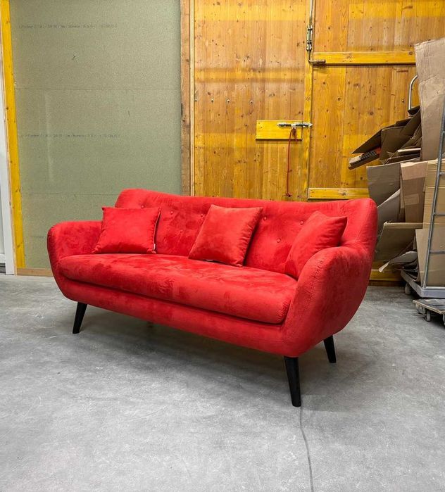 Nowoczesna czerwona sofa 3-osobowa