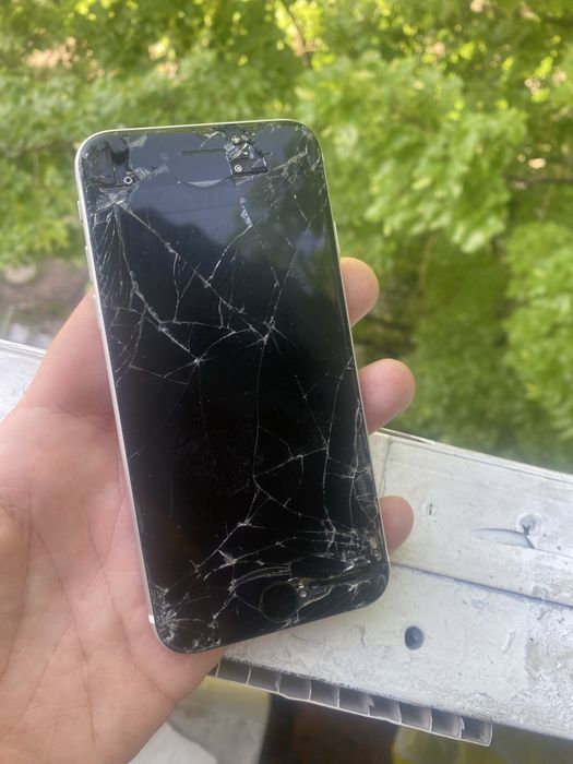 Iphone  se 2  и  7 на ремонт или запчасти.