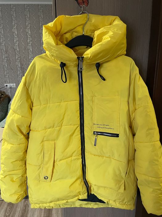 Зимова жіноча куртка. Жіночий пуховик. Жовтого кольору. Розмір L.