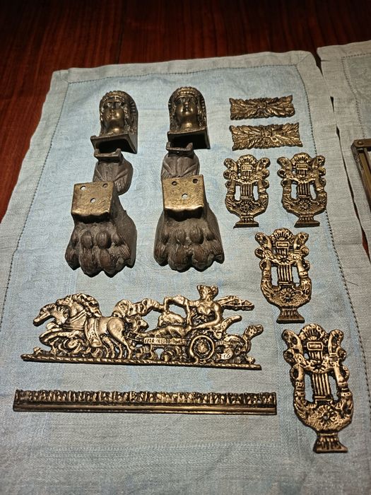 Puxadores e outras peças em latão