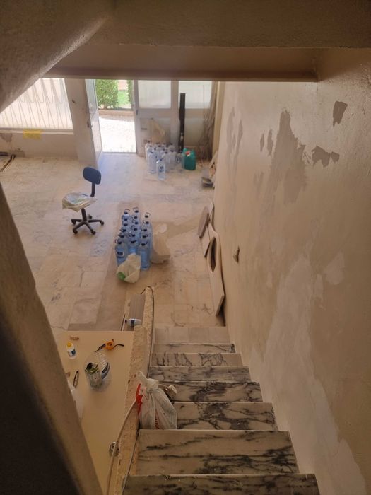 Espaço comercial de 2 pisos com cerca de 140 m²