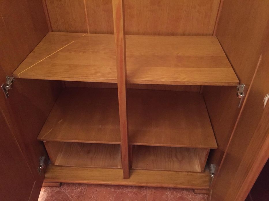 Armário em madeira maciça de pinho - espaçoso e resistente