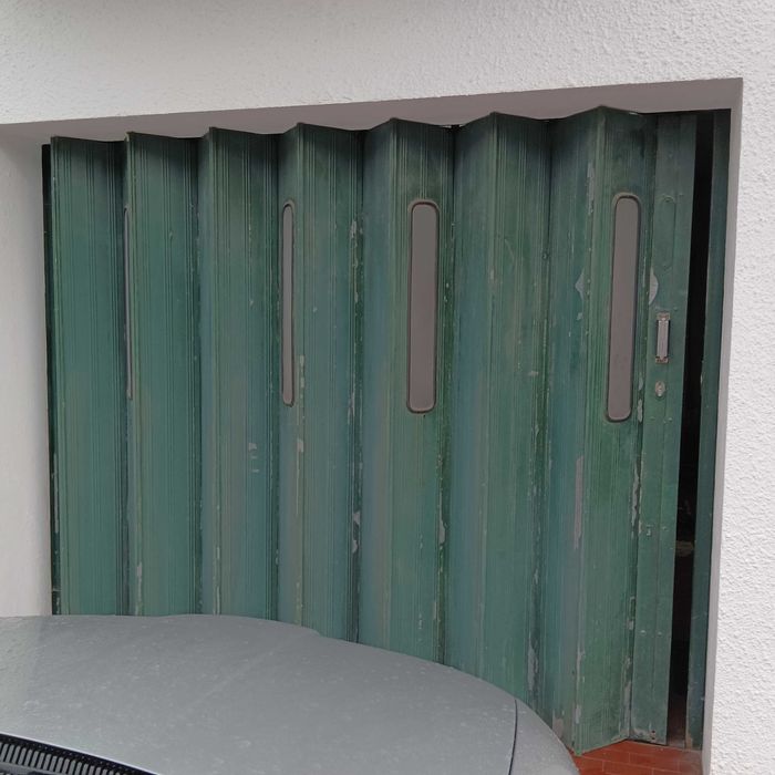 Portão de garagem tipo fole com 250cm de comprimento e 200cm de altura
