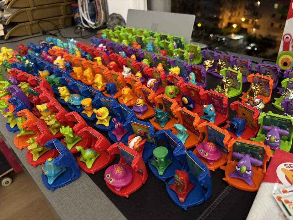Wielka kolekcja Star Monsters 158 sztuk figurek, kapsuły, naklejki