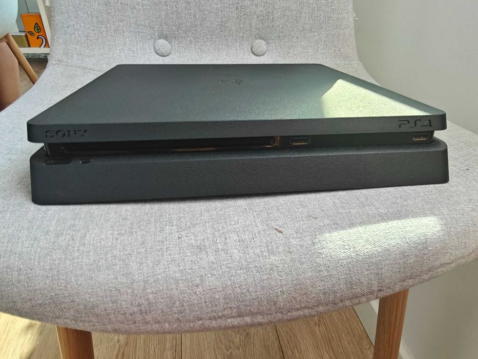 PS4 Slim 500GB + comando original + 6 jogos (RDR2, God of War, TLOU2)