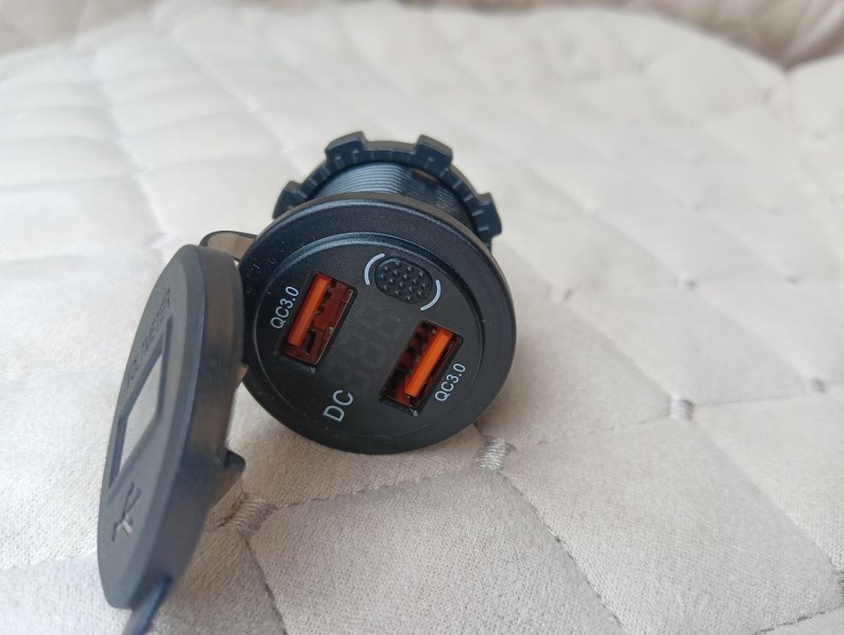 Вмонтована швидка зарядка для авто USB QC3.0. Type C З вольтметром врі