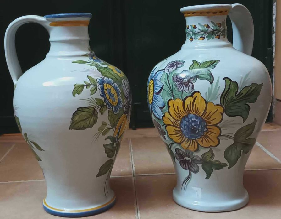 Jarrões de louça pintados à mão