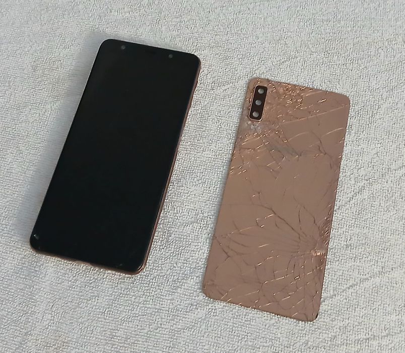 Samsung A7 para Arranjo ou Peças Visor estalado Bateria inchada