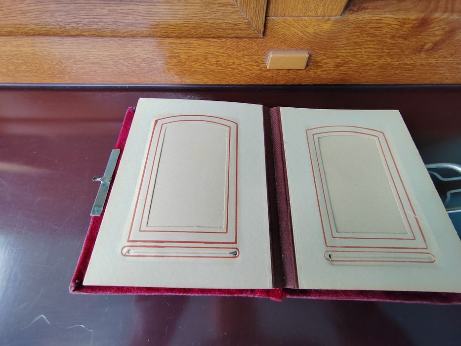 Stary album na zdjęcia kartonikowe