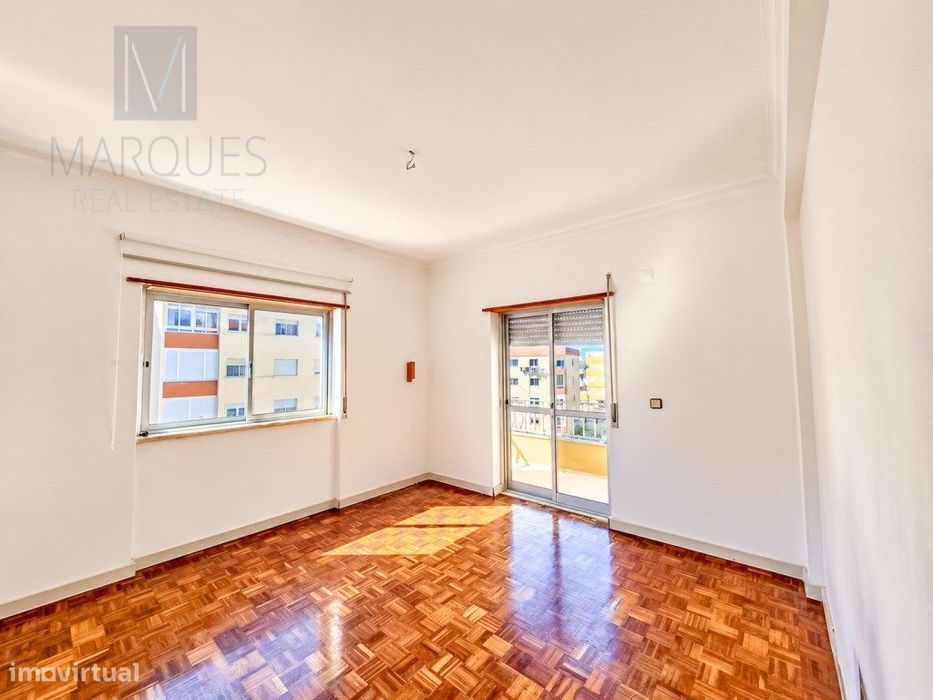 Apartamento T2 com Arrecadação em Casais de Mem Martins - Rio de Mouro