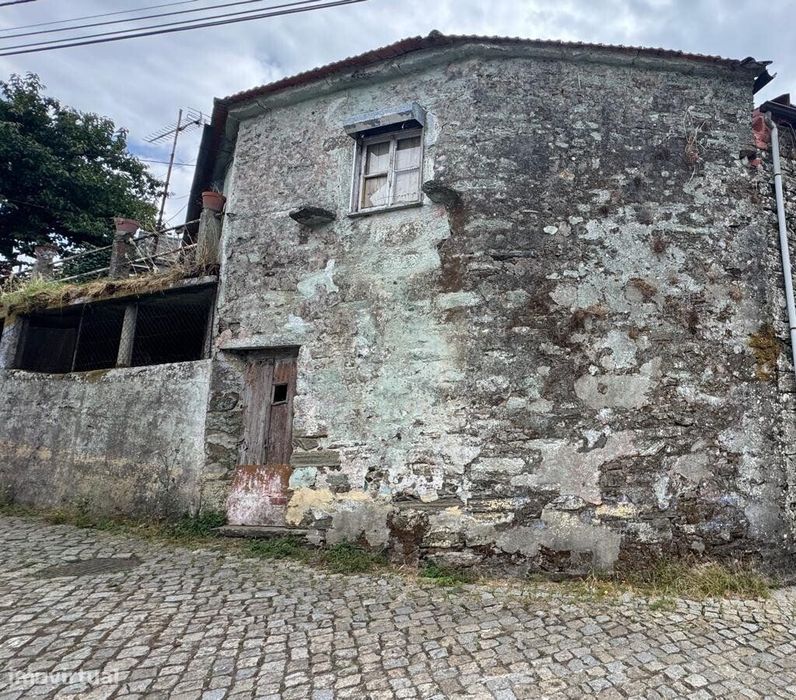 Moradia T3 para restauro Moura Morta, Régua