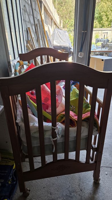 Cama bebé e brinquedos