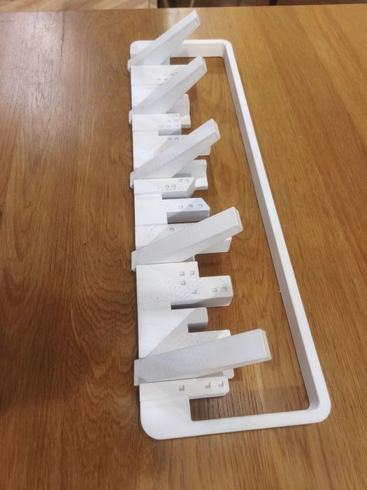 Wieszak naścienny biały