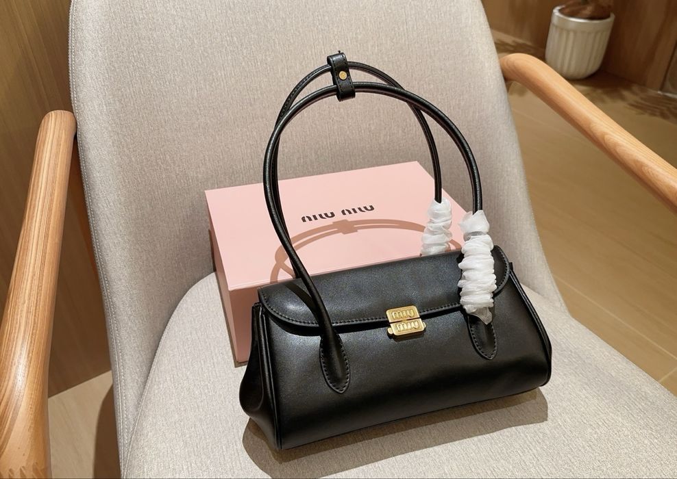 шкіряна сумка чорного кольору жіноча брендова мік міу