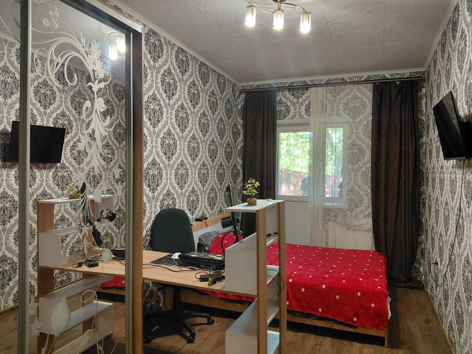 У продажу гарна велика 2-кімнатна квартира.