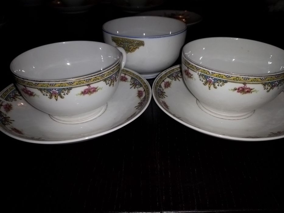 Chávenas e pires e taça