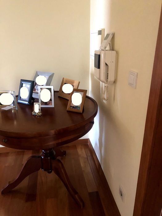 Mesa redonda, pé de galo, (também mesa de jogo) da marca BRASÃO