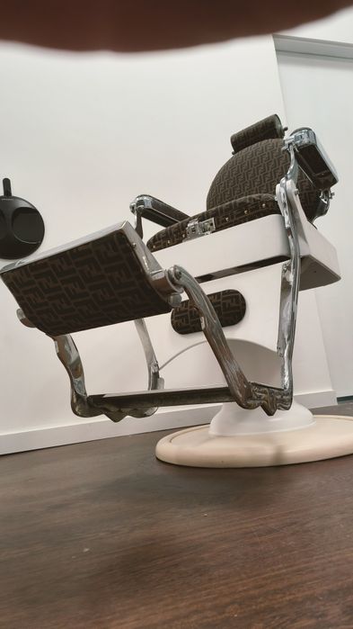 Cadeiras Barbeiro restauradas e personalizadas da marca FENDI