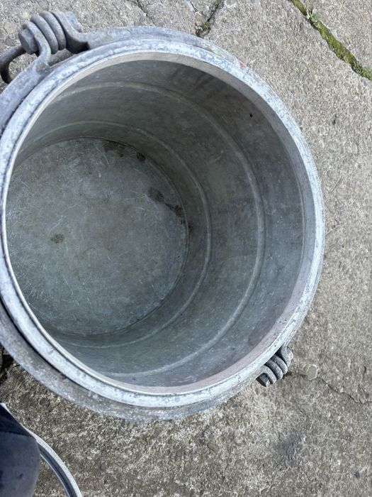 Stary aluminiowy niemiecki pojemnik na proch