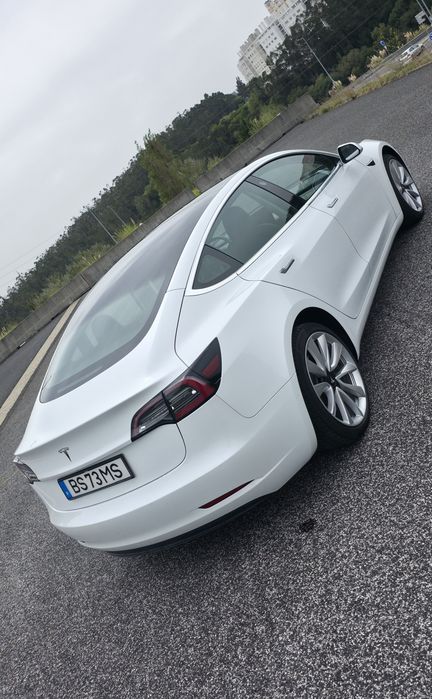 Tesla standard range 325cv