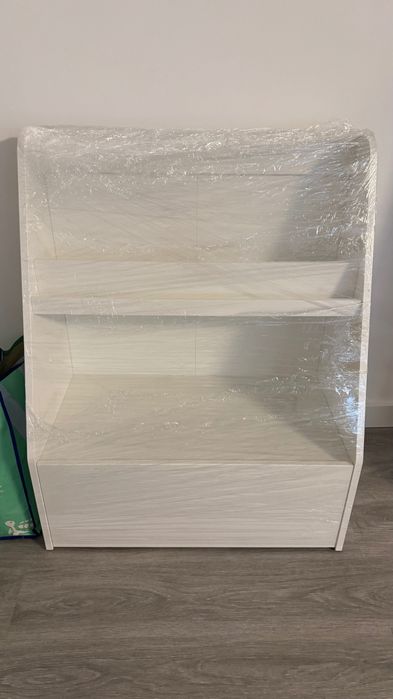 prateleiras e caixa de armazenamento