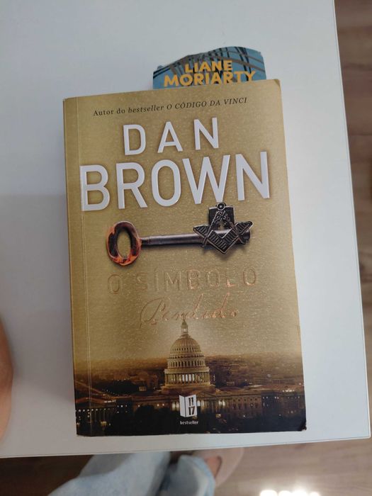 Livros (Dan Brown; A arte subtil..;O livro que gostava que os seus pais tivessem lido; O bebé Montessori; O enigma do quarto 622.