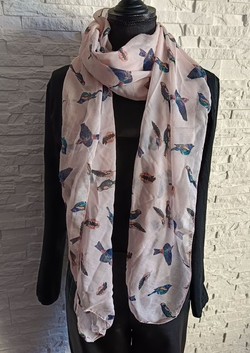 Różowy szalik chusta w ptaki pióra