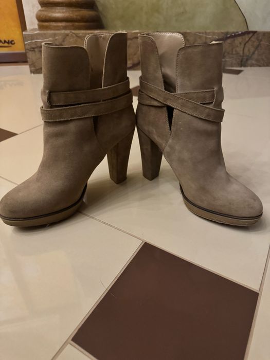 Чорні шкіряні чобітки