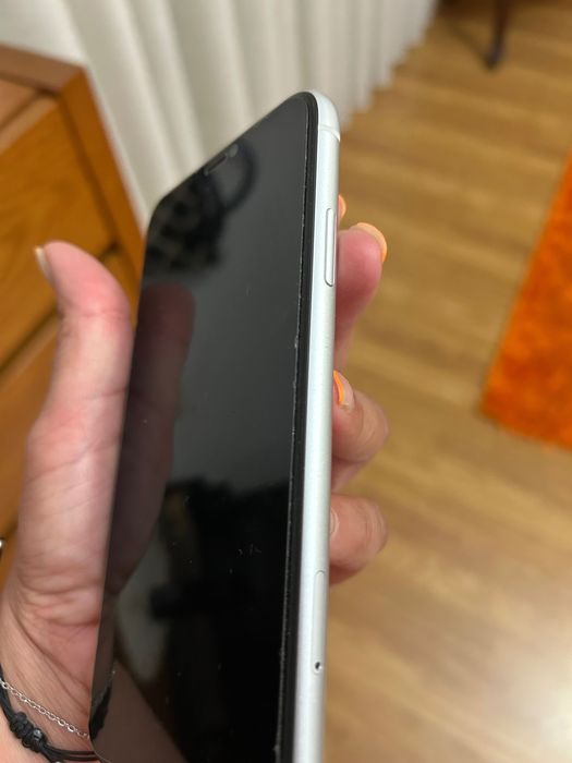 iPhone XR branco em bom estado com capa.