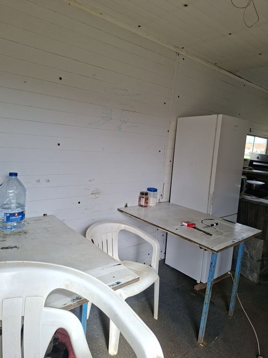 Reboque com devisoes de camata, cozinha e duche.