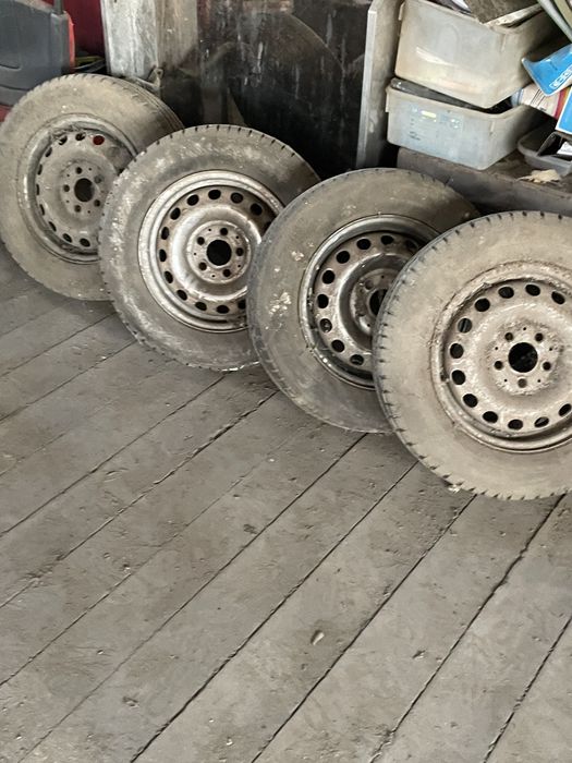 Rodas em ferro com pneus
