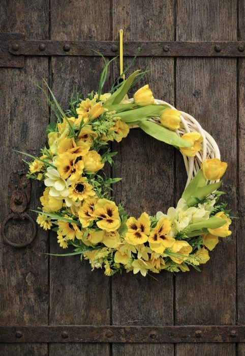 Wianek ratanowy wiosenny zółty