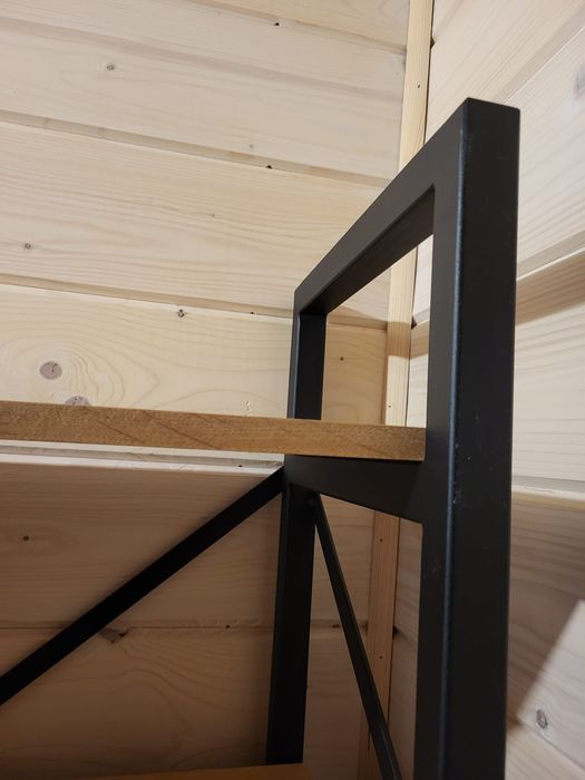 Dębowy regał loftowy.