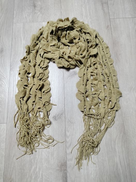 Ażurowy szal damski o falbankowym splocie z frędzlami vintage