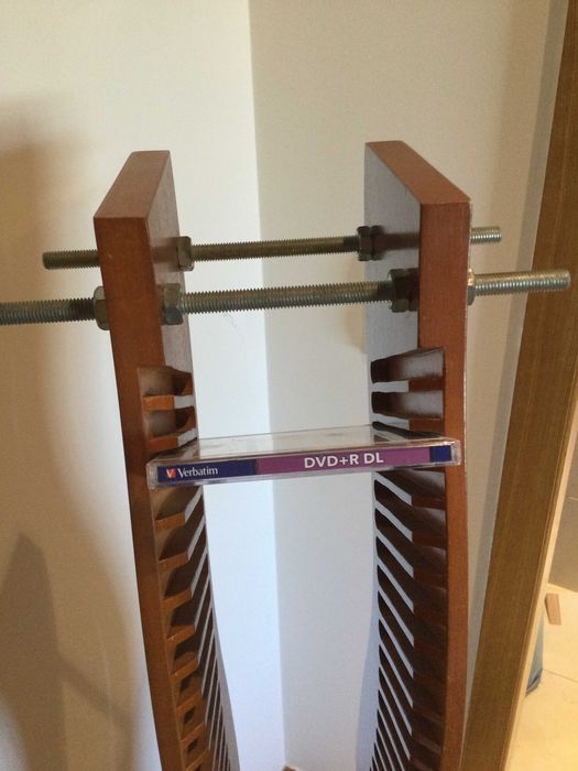 Porta CDs em madeira e metal - capacidade para 53 CDs