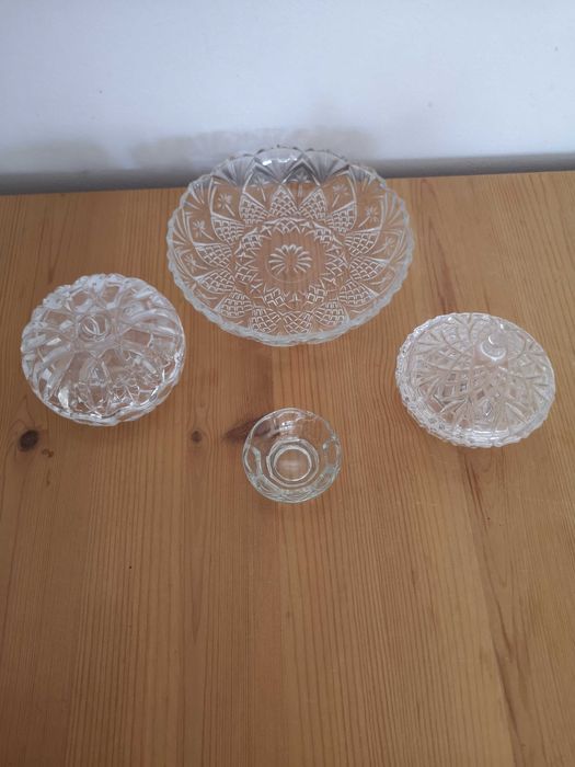 Conjunto de 4 caixas / taças em vidro trabalhado