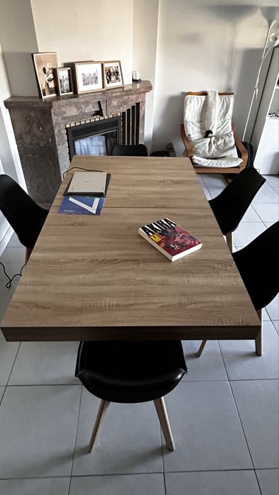 Mesa de refeição extensível  Imitação madeira  e preto. Ate10 pessoas