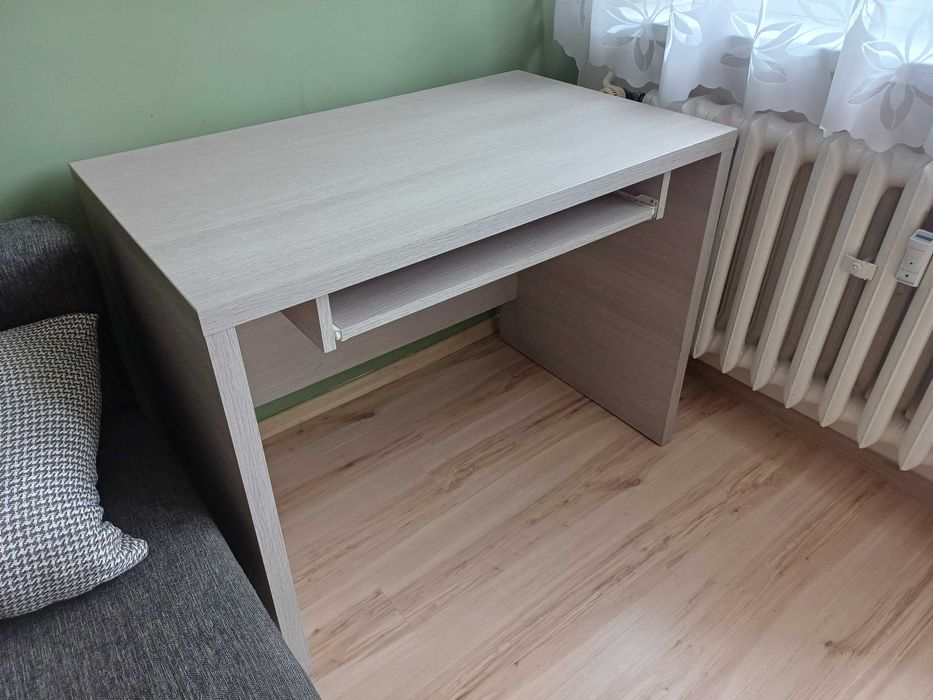 Sprzedam używane biurko, solidne, idealne do nauki lub pracy.