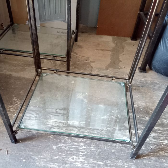 Cama e mesas de cabeceira em ferro