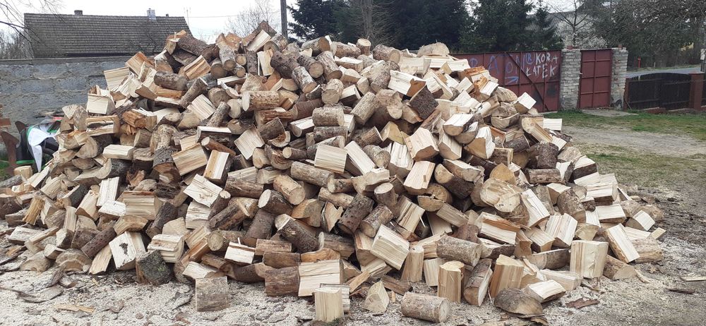 Cięcie, łupanie/rąbanie drewna na opał.