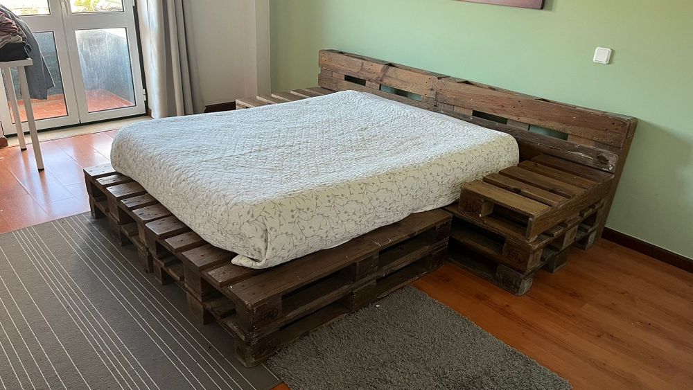 Cama casal de palets tratadas (sem colchão)
