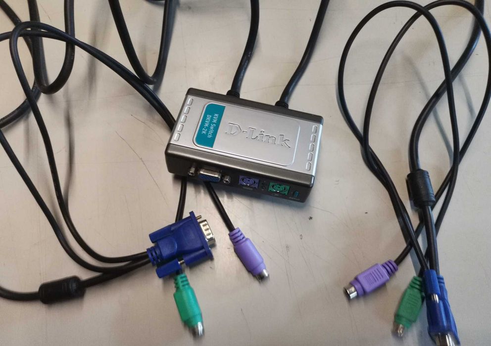 D-Link comutador KVM e 2 conjuntos de cabos integrados (USADO)